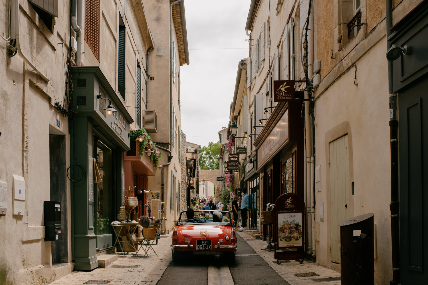 Mariage en provence, voiture de collection dans les rue