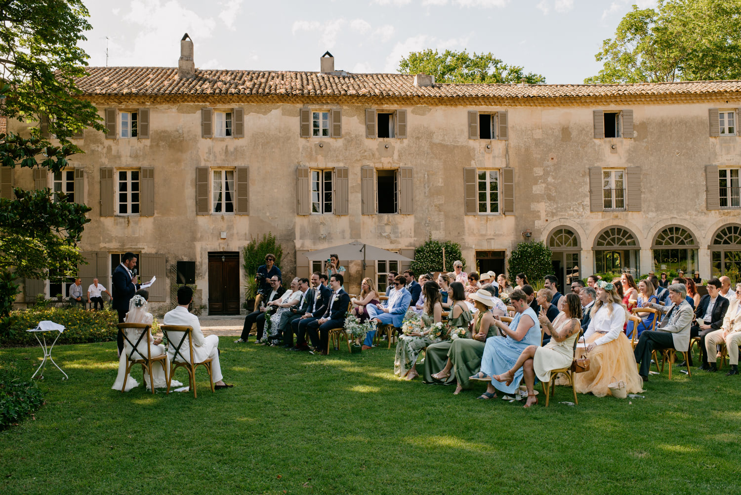 Cérémonie de mariage a ciel ouvert lors d'un mariage a la Fabrique Saint Rémy de Provence