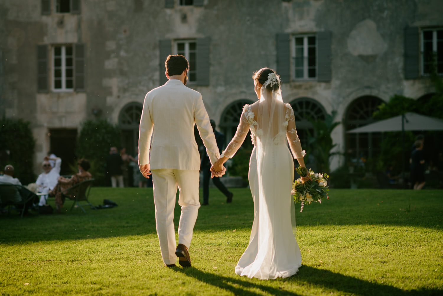 Il est des mariages que l’on a hâte de découvrir ! Fatima & Yvan sont la gentillesse même et la Fabrique à Saint-Rémy de Provence est magnifique.