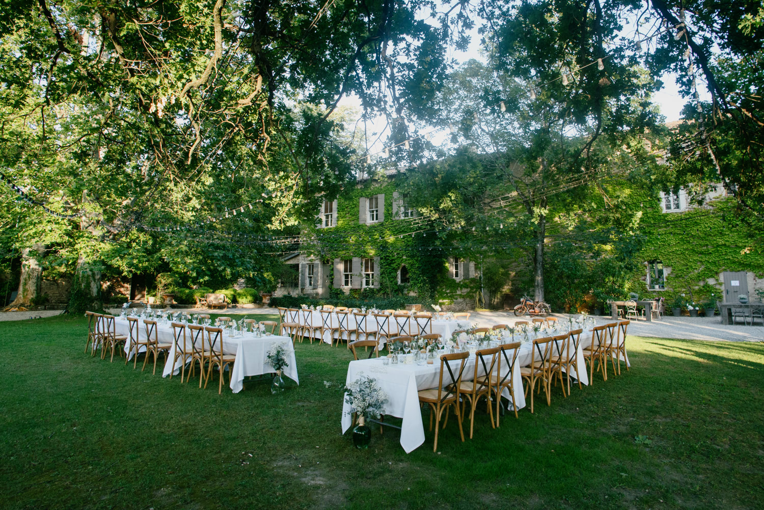 Diner a ciel ouvert lors d'un mariage a la Fabrique Saint Rémy de Provence