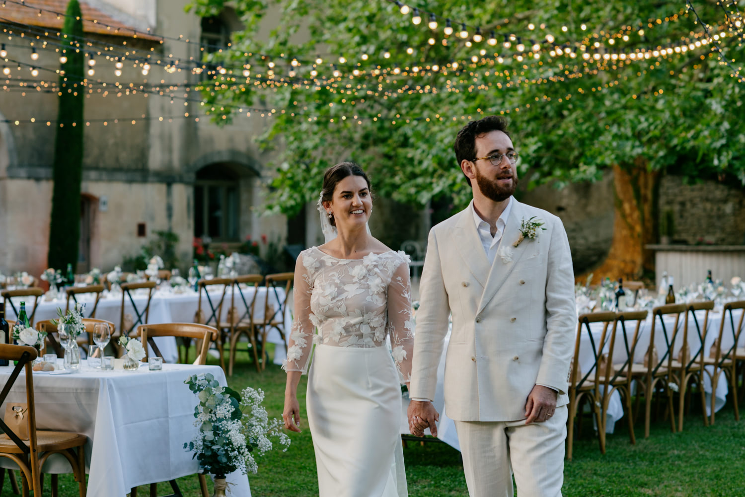 Il est des mariages que l’on a hâte de découvrir ! Fatima & Yvan sont la gentillesse même et la Fabrique à Saint-Rémy de Provence est magnifique.